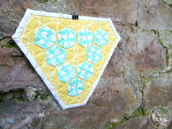 mini triangle hexi quilt . veni vidi vicky 02